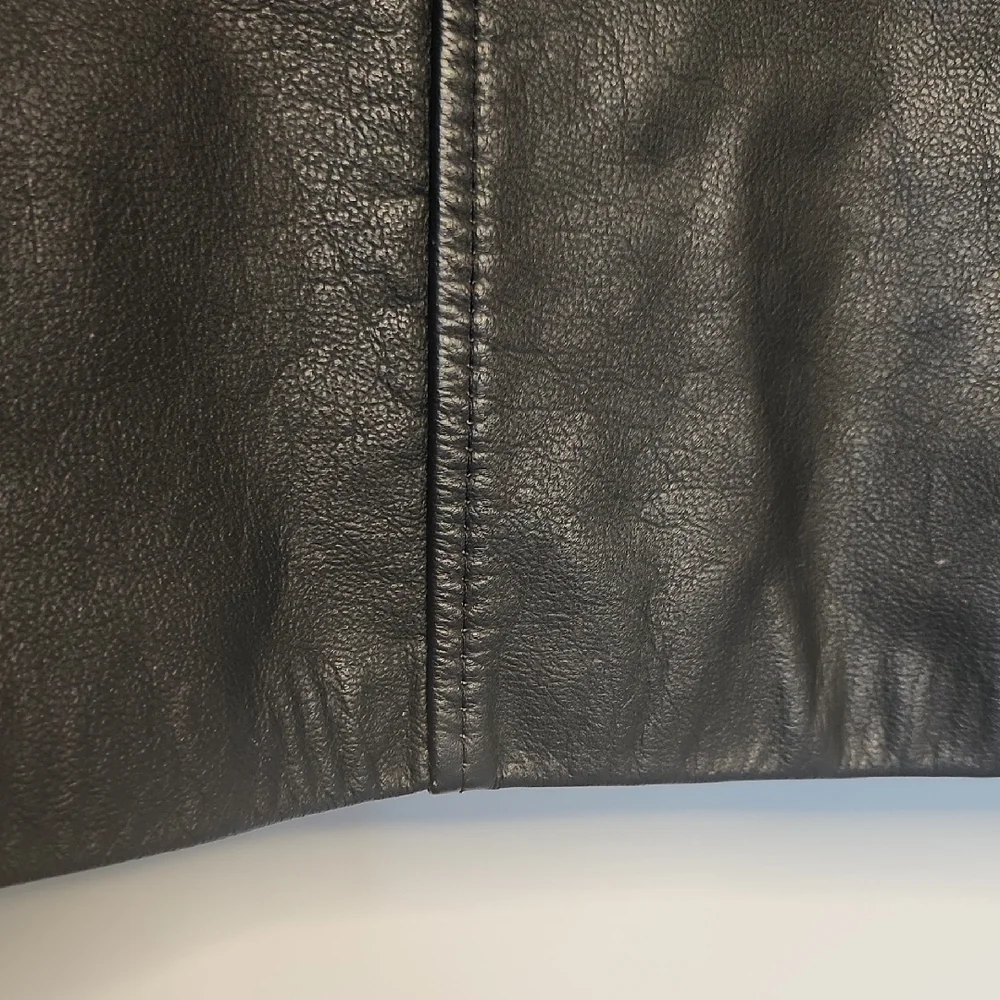 Men's Sleek Black Leather Jacket - Picture 8 of 13